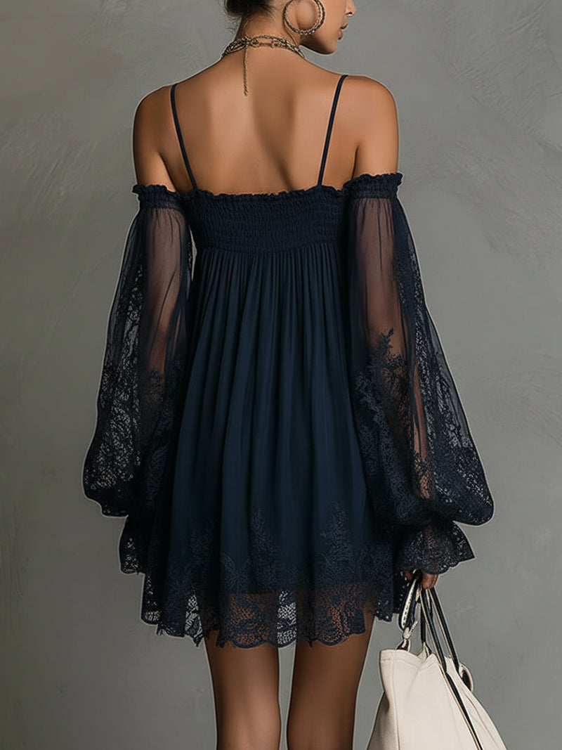 Noemi | Vestido mini de gasa azul marino con escote que deja los hombros al descubierto, ribete de encaje y mangas transparentes