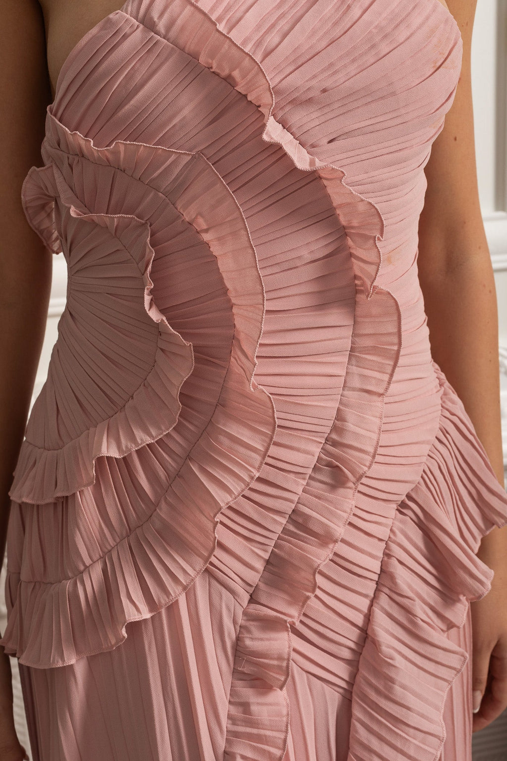 Vestido midi con cuello halter plisado y volantes en cascada - Rosa