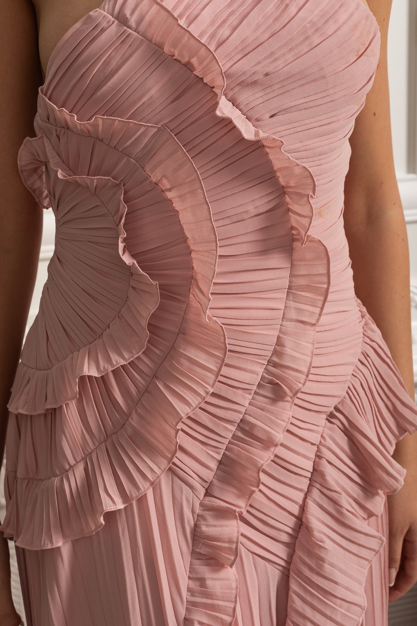 Vestido midi con cuello halter plisado y volantes en cascada - Rosa