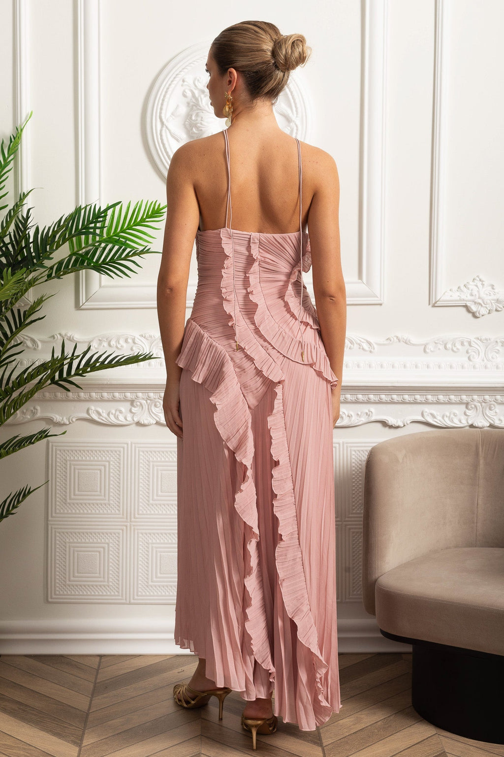 Vestido midi con cuello halter plisado y volantes en cascada - Rosa