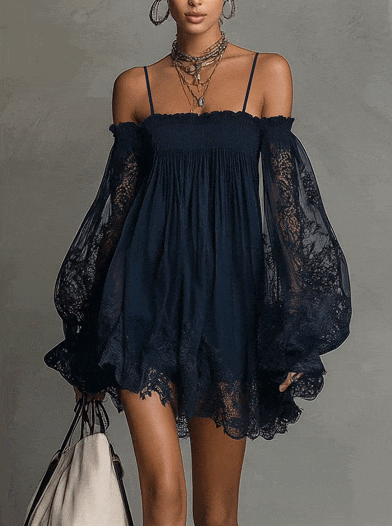 Noemi | Vestido mini de gasa azul marino con escote que deja los hombros al descubierto, ribete de encaje y mangas transparentes